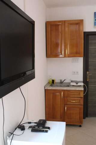 Апартаменты Apartmani LENA Добра-Вода Четырехместный номер с балконом-1