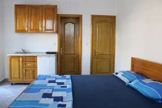 Апартаменты Apartmani LENA Добра-Вода Трехместный номер с видом на море-7