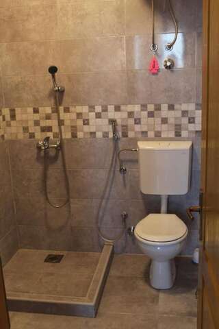 Апартаменты Apartmani LENA Добра-Вода Трехместный номер с видом на море-9